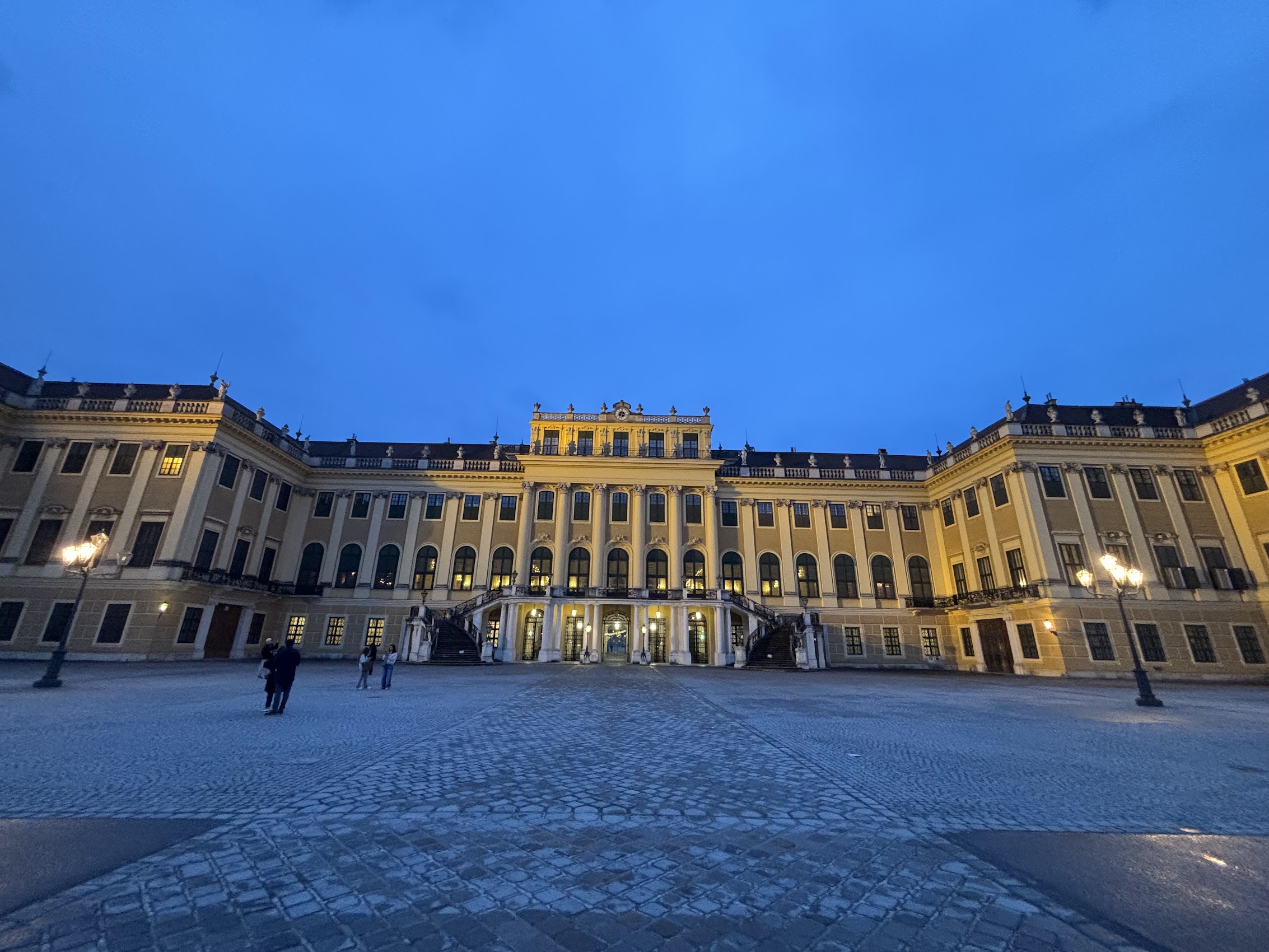 GetYourGuideのスキップザラインチケットを使って訪問したシェーンブルン宮殿(ウィーン)の夜景